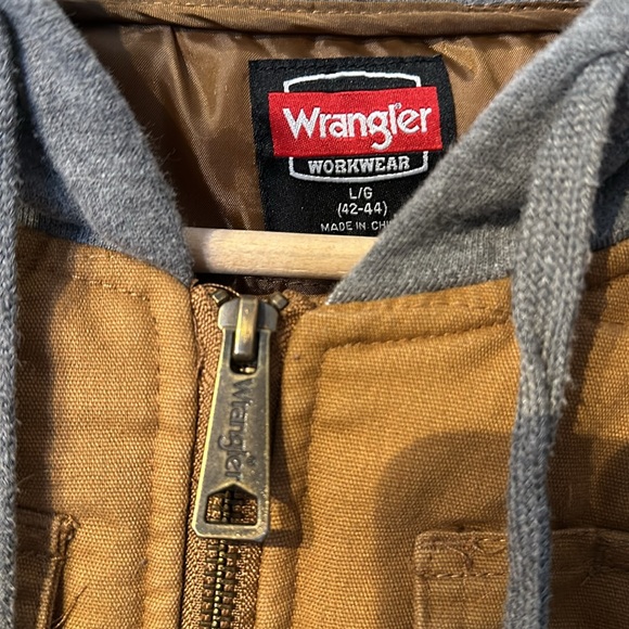 Wrangler men’s tan quilted hooded vest workwear - Picture 4 of 5